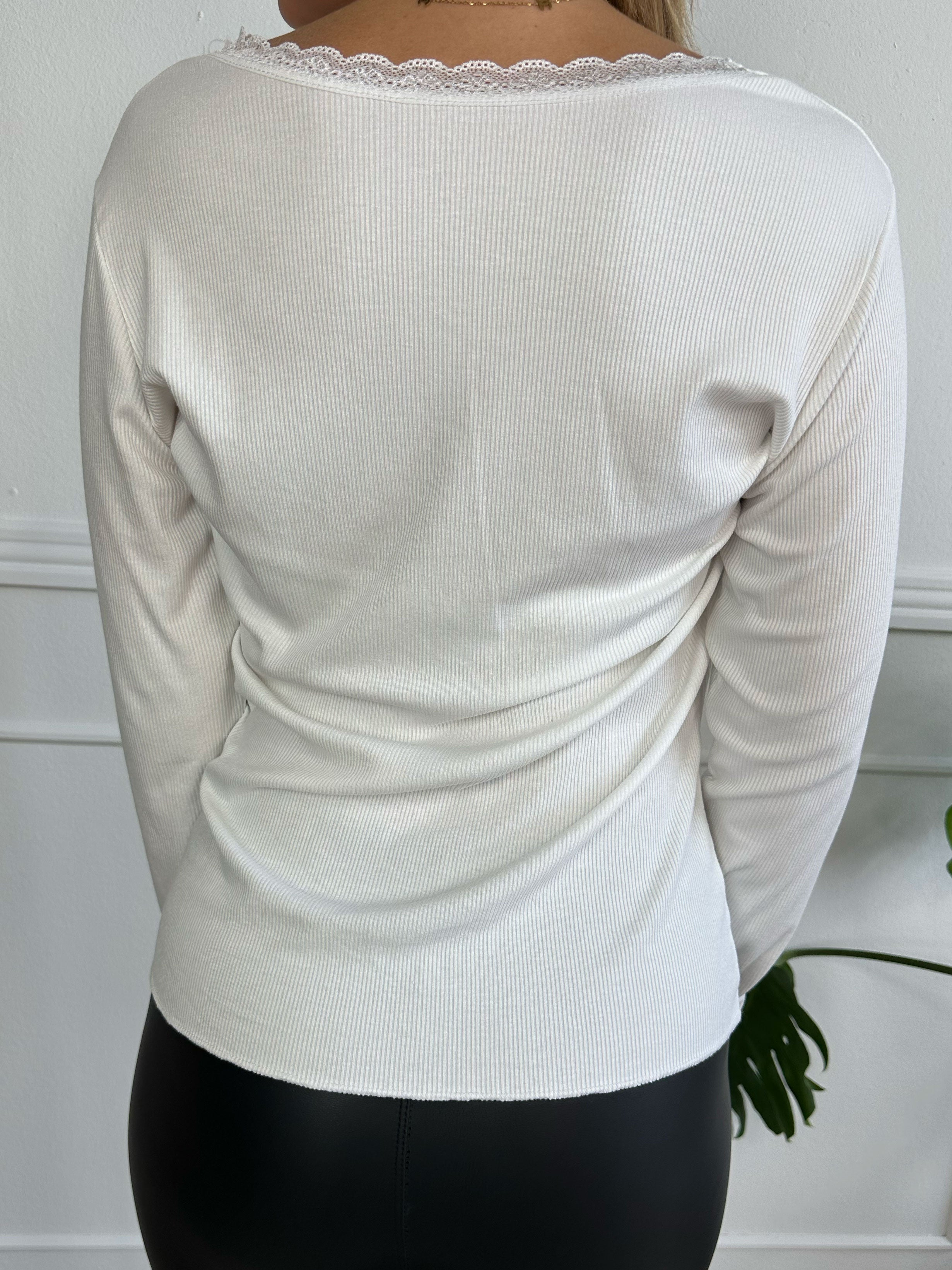 Ibina Long Sleeve - Sød bluse med rib og blondekanter